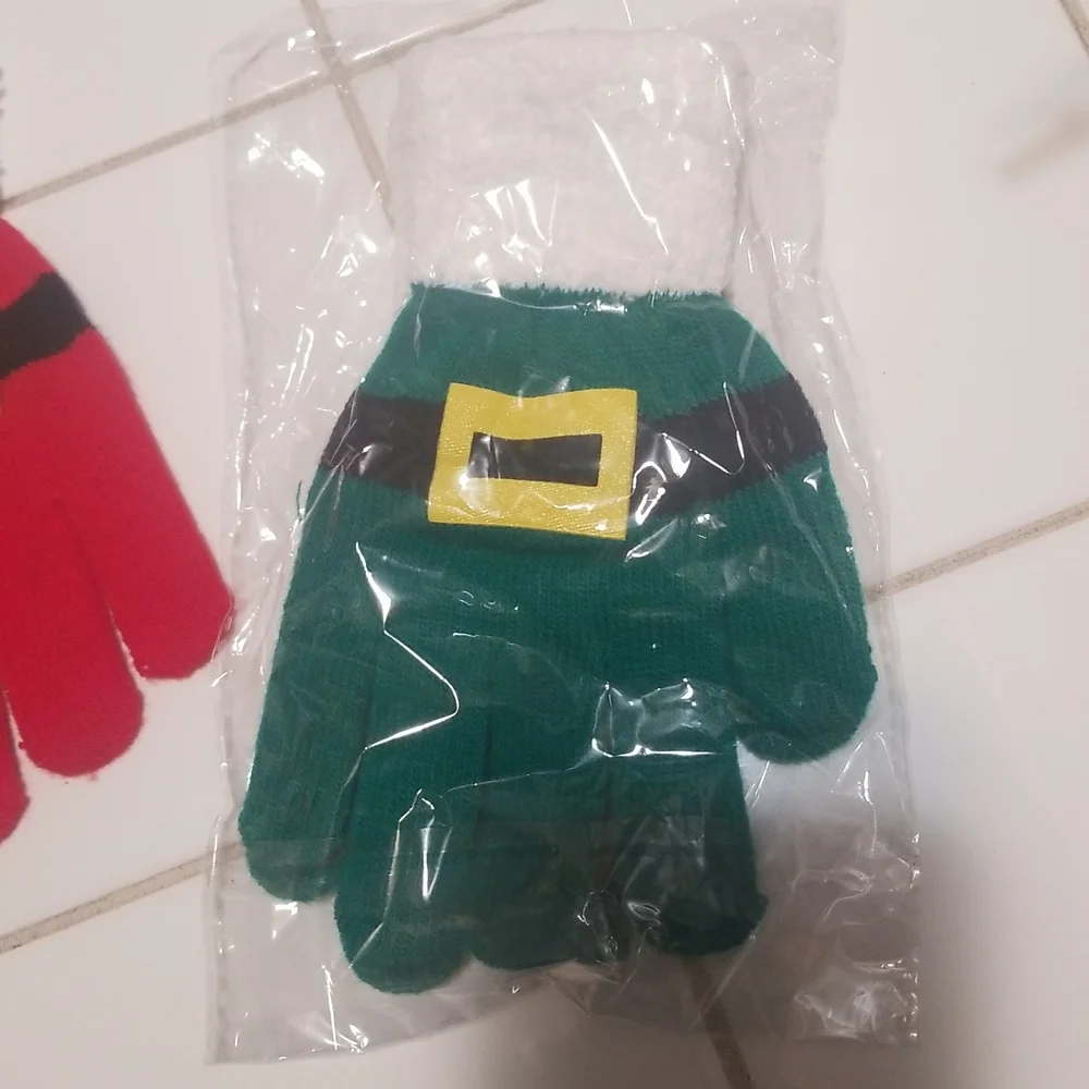 2 pairs of kids Christmas gloves